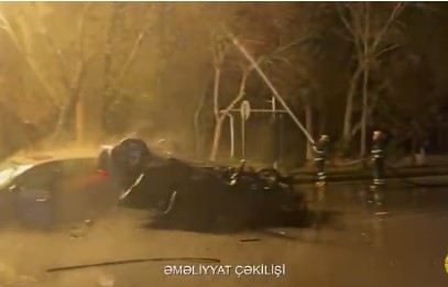 Bakıda 2 maşın qaz borusuna çırpıldı: yanğın başladı - QƏZANIN VİDEOSU 