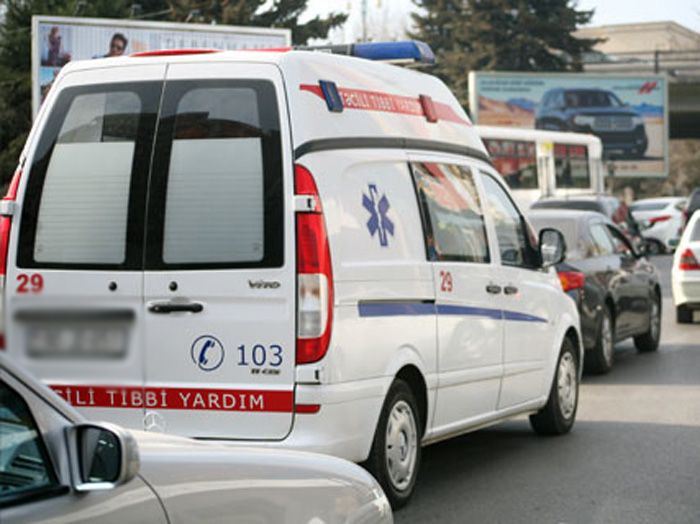 Ana və övladını avtobusu  vurdu, biri öldü 