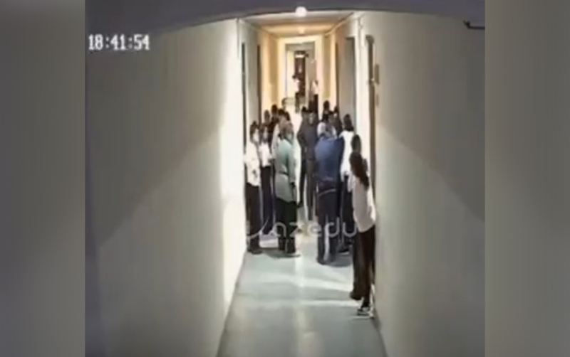 Boğazında çörək qalan şagirdi belə xilas etdilər - Anbaan görüntülər 