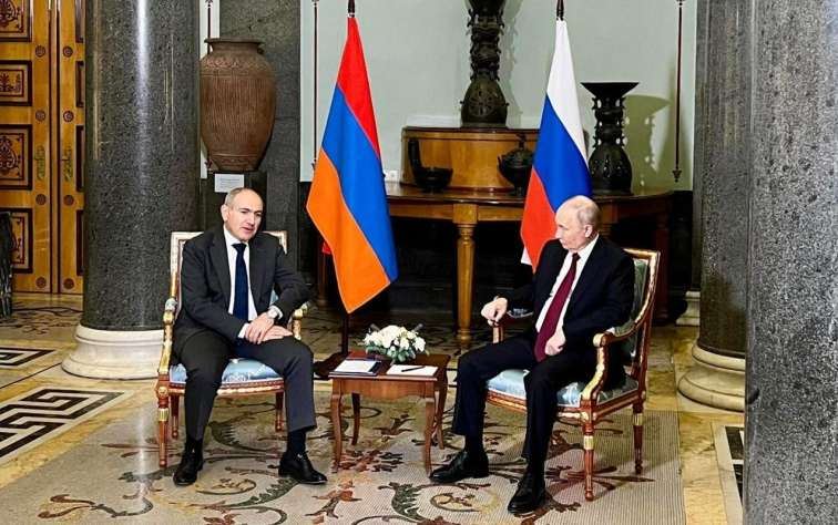 Putin Paşinyanla görüşdü 