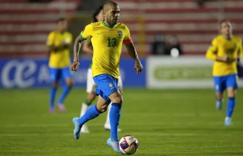 Dani Alveş klub alıb futbol oynamaq istəyir 