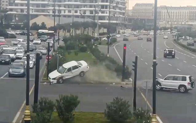 Bakıda avtomobil belə aşdı - Video 