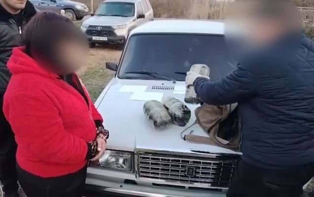 31 yaşlı qadın külli miqdarda narkotiklə tutuldu - Video 