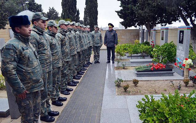 Bir qrup hərbçi Mübariz İbrahimovun məzarını ziyarət etdi 