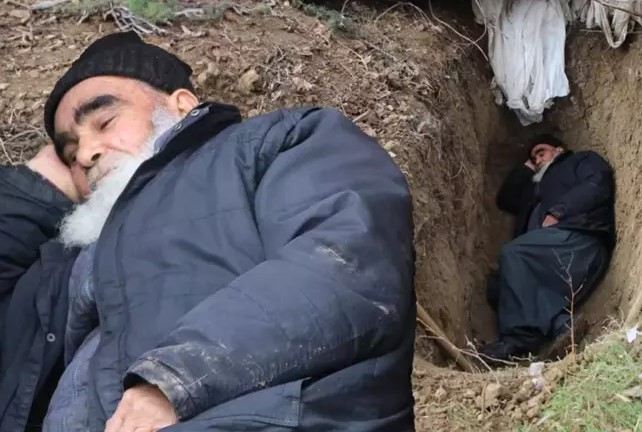 Ölməzdən öncə qəbrini qazdı: Gecələr içində yatır - Fotolar