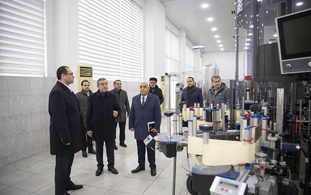 Məcnun Məmmədov şərab istehsalı və quşçuluq müəssisələri ilə tanış oldu 