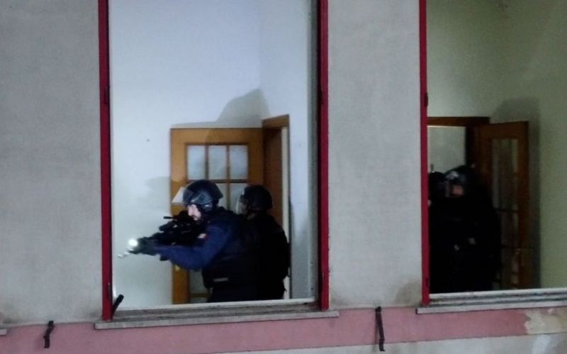 İtaliyada mafiyaya qarşı əməliyyatda təqribən 130 nəfər saxlanılıb 