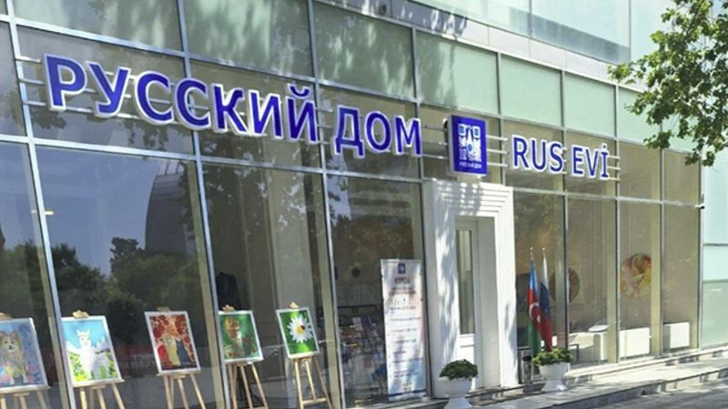 \"Rus Evi\"nin üzərindəki lövhə götürüldü 
