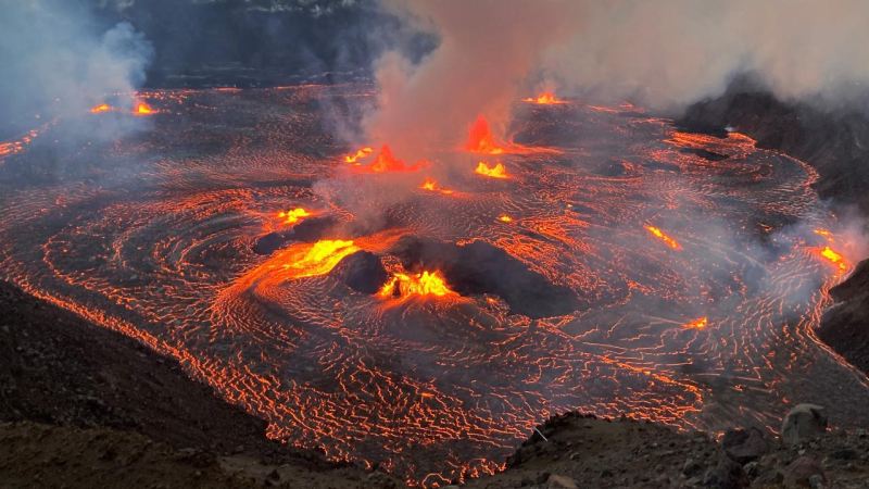 Kilauea vulkanı püskürdü: Lava 100 metr hündürlüyə qalxdı 