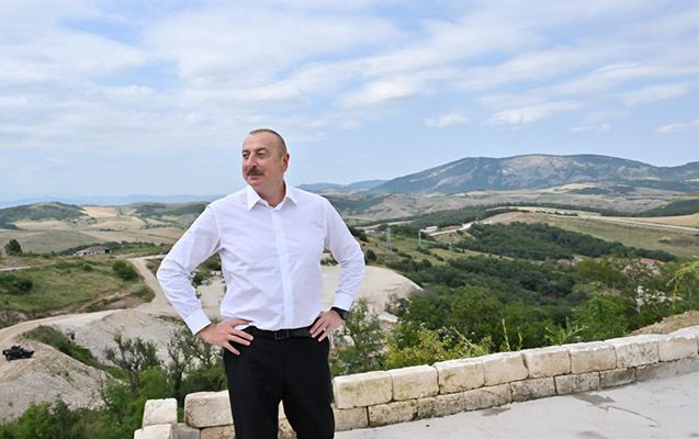 İlham Əliyev tikiş fabrikinin fəaliyyəti ilə tanış oldu 