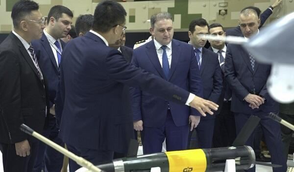 BƏƏ prezidenti hərbi məhsullarımıza baxdı 