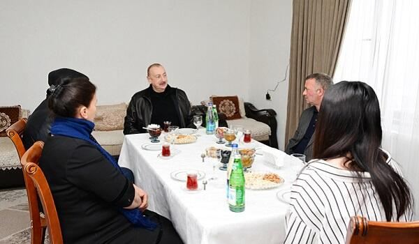 Prezident Xocalıya köçən ailənin qonağı oldu - Foto 