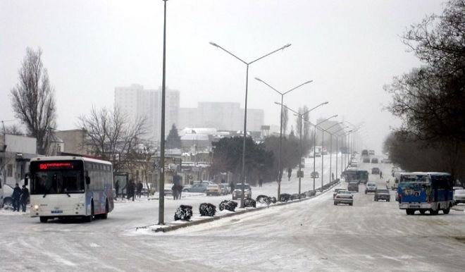 Bakıya qar yağır 