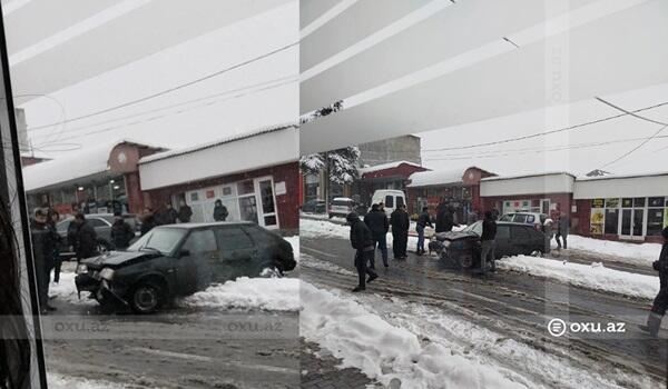 Oğuzda qəza: Maşın işıq dirəyinə çırpıldı 
