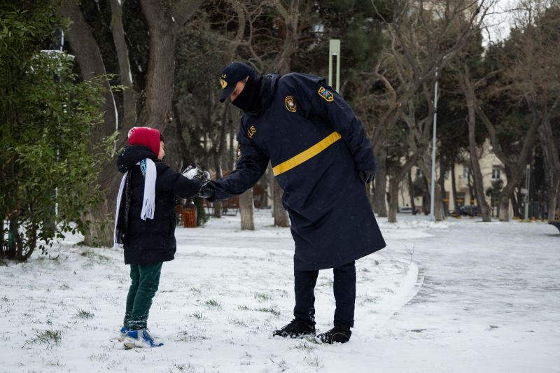 DİN əməkdaşları hava şəraiti ilə əlaqədar gücləndirilmiş rejimdə xidmət aparır - Fotolar
