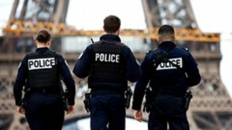 Parisdə Avropa İttifaqının bayrağını cırdılar 