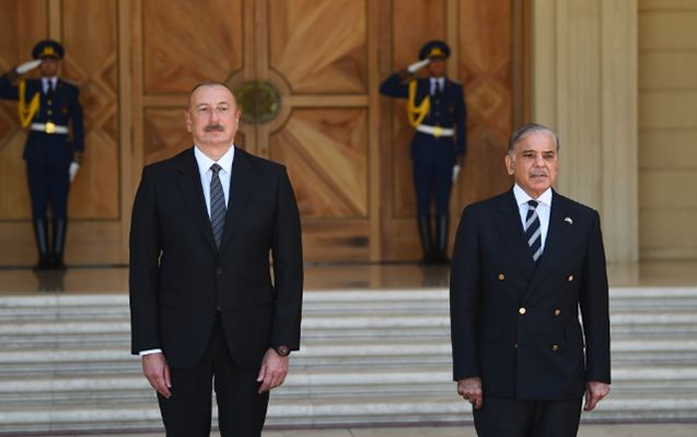 İlham Əliyev Şahbaz Şərifi qarşıladı 