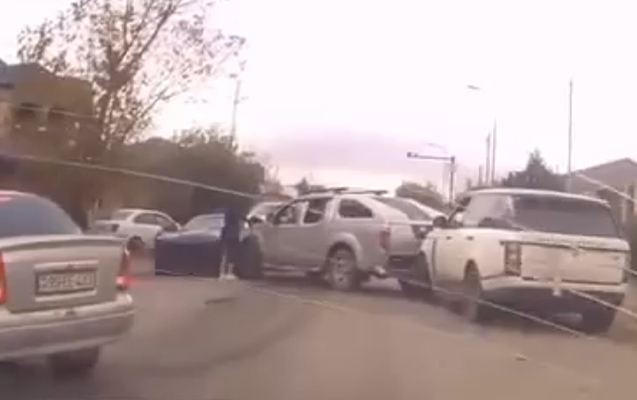 Saray yolunda bahalı avtomobillər toqquşdu- VİDEO 