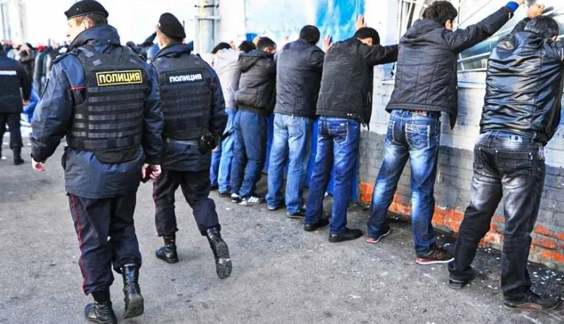 Rusiyada miqrantlara hörmətsizlik: polis evlərə sərbəst daxil ola biləcək 