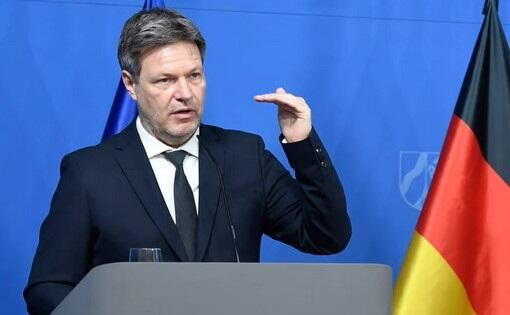 Maska xəbərdarlıq edildi: Əlini demokratiyamızdan çək! 