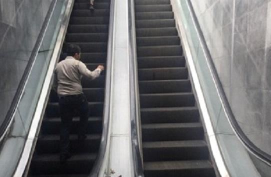 Metroda “Stop”u basdı, eskalator dayandı: QSC-dən reaksiya 