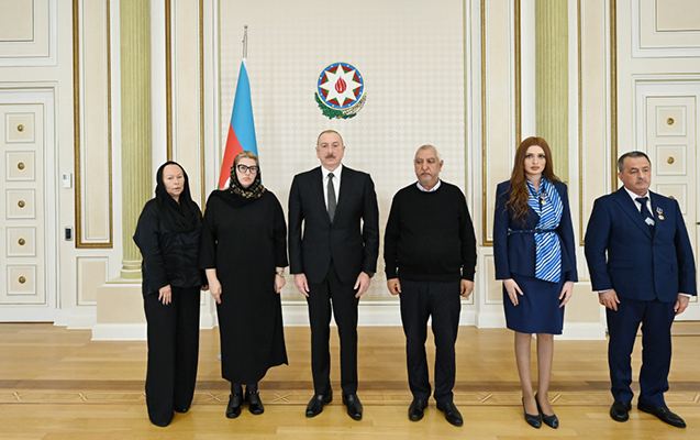 Prezident həlak olan ekipaj heyətinin ailə üzvləri və sağ qalan bələdçilərlə görüşdü - Fotolar