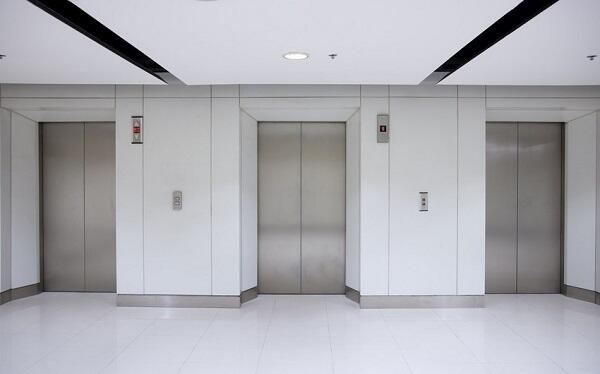 Bina sakinləri liftdə köməksiz vəziyyətdə qaldı 