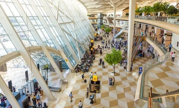 Aeroportda unudulmuş baqajları dörd manata satırlar? 
