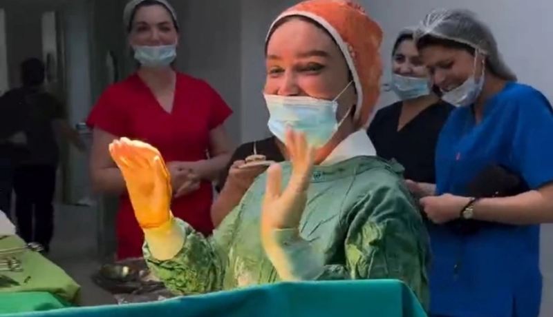 Əməliyyat zamanı doğum gününü qeyd edən ginekoloqla bağlı qərar verildi 