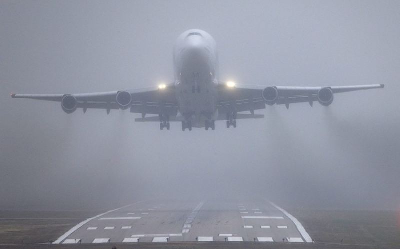 AZAL-ın üç təyyarəsi dumana görə Bakıya eniş edə bilməyib 