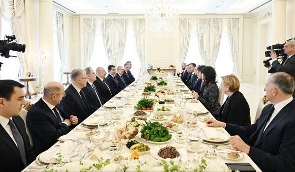 Əliyevlə Kobaxidzenin nahar əsnasında geniş tərkibdə görüşü... 