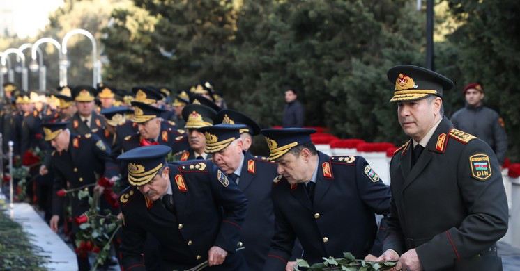 Daxili İşlər Nazirliyinin rəhbər heyəti Şəhidlər xiyabanını ziyarət edib 
