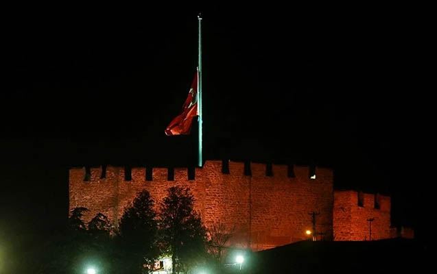 Türkiyədə bayraqlar yarıya endirildi - Foto 