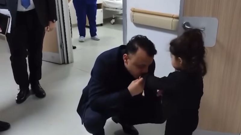 “Gətir öpüm, sağalsın\" - TƏBİB rəhbəri Vüqar Qurbanovun balaca qızla maraqlı görüntüləri