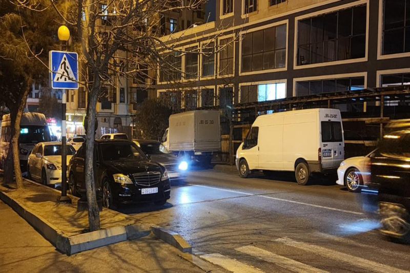 Bakıda övladını məktəbə gətirən valideyni avtobus vurub - FOTO 