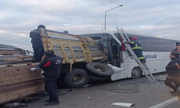 Türkiyədə sərnişin avtobusu yük maşınına çırpıldı: Ölən və yaralananlar var