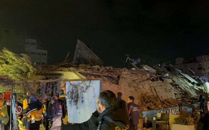Türkiyədə bina uçub, dağıntılar altında qalanlar var 