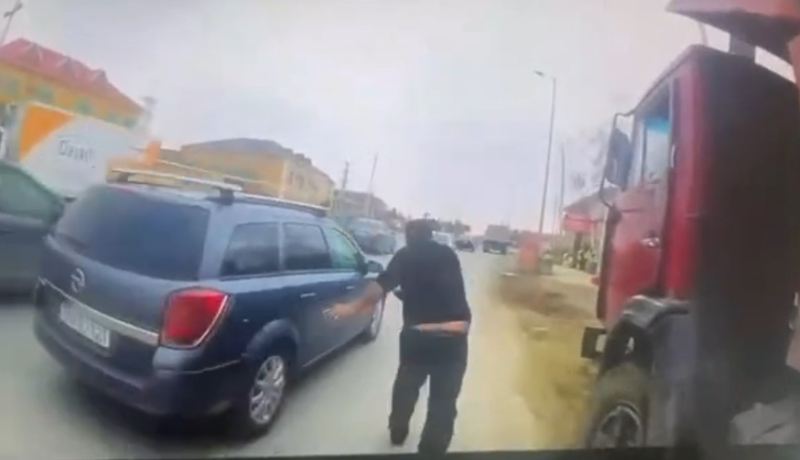 Yol polisini şərləyən sürücünün VİDEOsu 