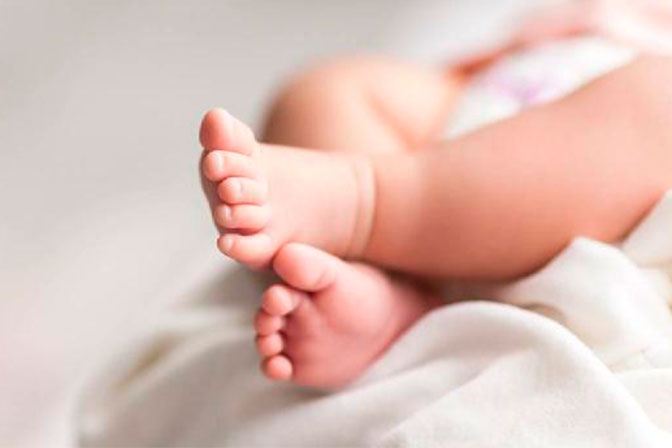 Boğazında badam qırıntıları qalan körpə öldü 