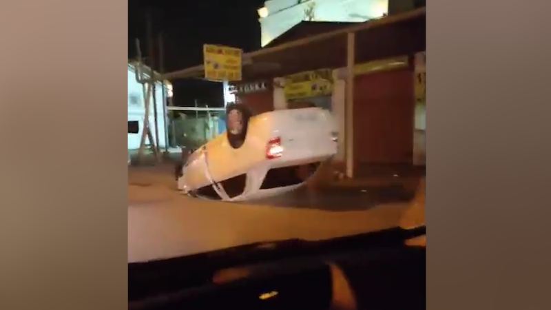 Bakıda maşın işıq dirəyinə çırpıldı, sürücü isə...- VİDEO