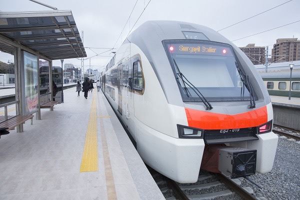 Qatarlara daş atıldı, sərnişinlərin həyatına təhlükə yarandı 