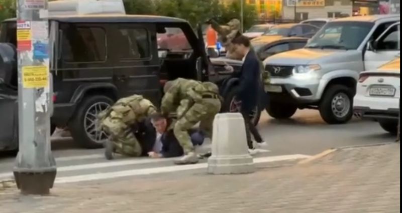 Şahin Şıxlinski və oğlu Mutvalı Şıxlinskinin saxlanılması anı - Dəhşətli görüntülər 