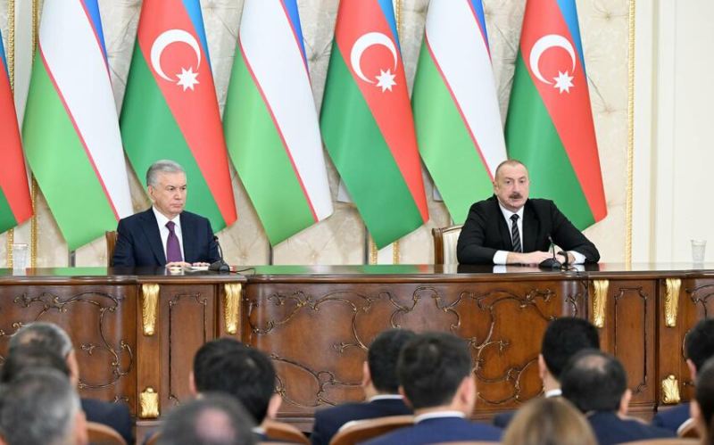 İlham Əliyev və Şavkat Mirziyoyev mətbuata bəyanatlarla çıxış etdi 