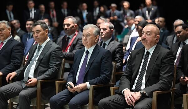 Liderlər Ağdamda Zəfər şousunu izləyirlər 