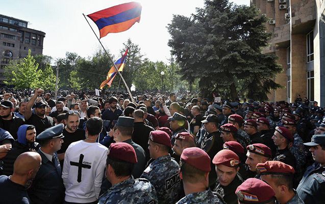 İrəvanda kütləvi yürüşlərlə əlaqədar MTX binasında təhlükəsizlik gücləndirildi 