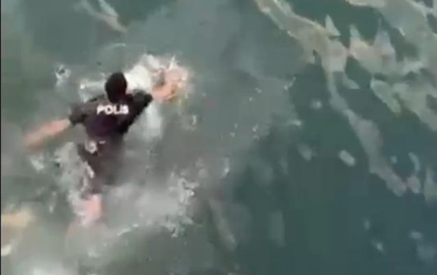 Polis özünü dənizə ataraq qadını xilas edib - Video 