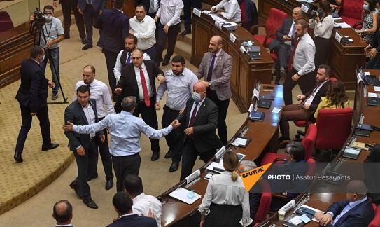 Parlamentdə Rubinyanla Sərkisyan arasında mübahisə... 