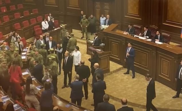 Ermənistan parlamentində əlbəyaxa dava 