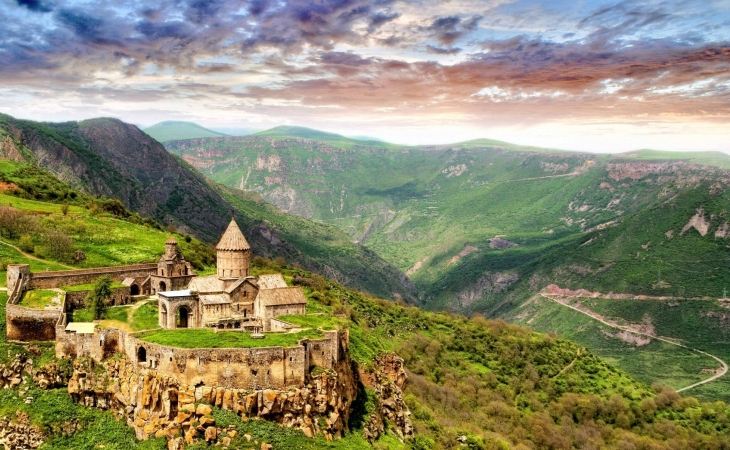 Kəlbəcərdə hərbçilərin olduğu maşın aşıb 