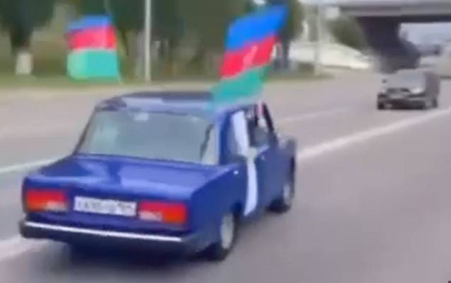 Bayrağımız asılan avtomobillər Rusiya küçələrində 